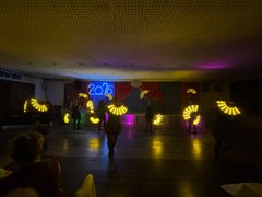 und mit einem modernen Showtanz - das »FKK-Gernsehballett«