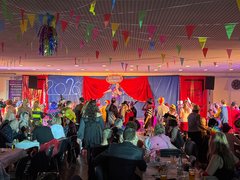 um das Publikum im Zirkus ohne Tiere bei Laune zu halten