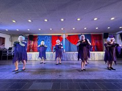 als »Die Maskulinen Hupfdolls« des FKK in der Manege und durch den Zuschauerraum im Saal