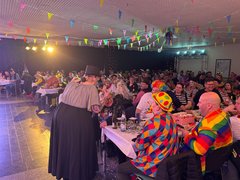 Das Zirkuspublikum im Saal darf sich schon mal festhalten und staunen.