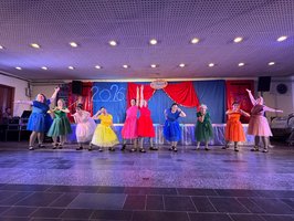 präsentieren als die »FKK-Dancingqueens« in poppigen Tanzschritten den Spice Girls-Hit »wannabe«