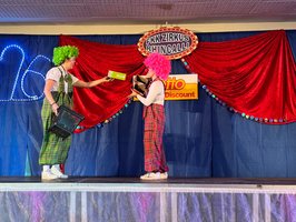 Clows Friedolin und Nidelfriem mit einer Pantomime aus dem Alltag