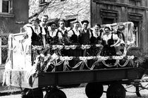 Die Volkstanzgruppe von Mutter Sternbeck bei einem Mai-Umzug 1954 in Fehrbellin