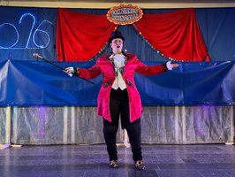 Auftritt Zirkus-Directrice: Kostümgewaltig und wortgewandt