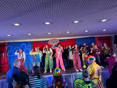 Flashmob beim Disco-Feeling der 1980er Jahre und einer Stimmungskanone
