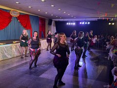 und mit einem modernen Showtanz - das »FKK-Gernsehballett«