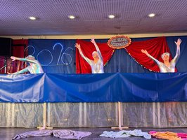 In die Manege schwimmt ein skurriles Wasserballett.