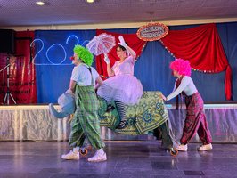 Gemächlich schieben und ziehen die FKK-Clowns die Elefanten-Attrappe