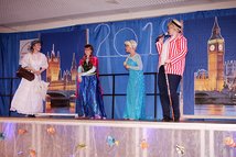 Spaziergang von Mary Poppins und ihrem Bert tauchen Anna und Elsa aus den Fluten in London auf