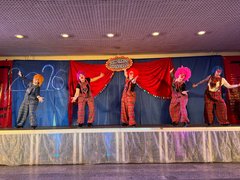 schweben Clowns mit flinken Füßen und einem Stepp-Tanz durch die Manege