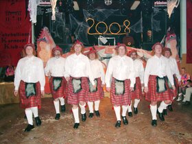 »Die maskulinen Hupfdolls« passenden Tanz nach schottischer und irischer Musik